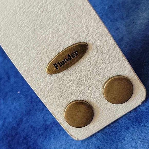 Plunder Design White Leather Look Bracelet with Embroidered Flowers - Picture 5 of 6